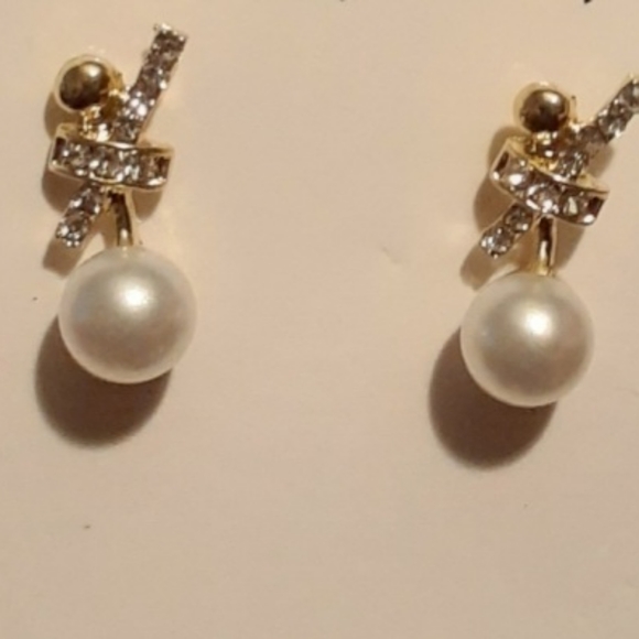 Pearl and Diamond Stud Earrings - Picture 3 of 9